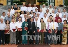 ທ່ານ Truong Tan Sang ຕ້ອນຮັບຄະນະ​ຜູ້​ແທນ ບັນດາ​ອະດີດ​ພະນັກງານ​ຮັບ​ໃຊ້​ລຸງ​ໂຮ່